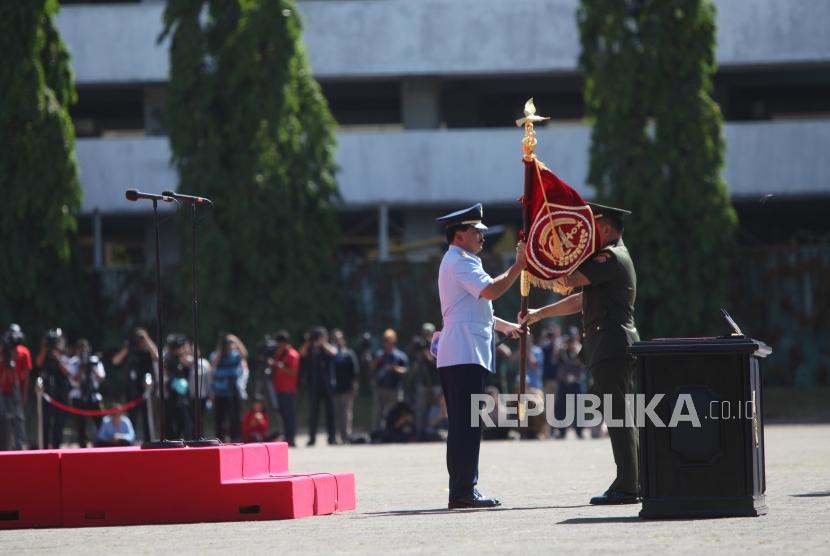 Mantan Panglima TNI Jenderal TNI Gatot Nurmantyo (kanan) meyerahkan bendera kepada Panglima TNI Marsekal TNI Hadi Tjahjanto (kiri) saat upacara serah terima jabatan (sertijab) Panglima TNI di Mabes TNI, Cilangkap Jakarta, Sabtu (9/12).