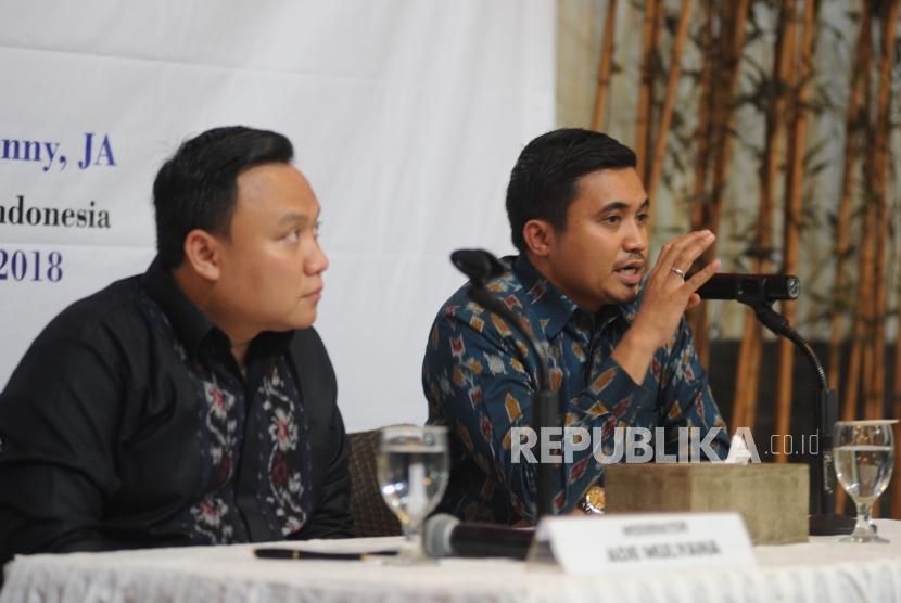  Peneliti LSI Adjie Alfaraby (Kanan) memberikan keterangan kepada media terkait hasil survei menjelang Pilpres 2019 di Graha Dua Rajawali, Jakarta, Jumat (2/2).