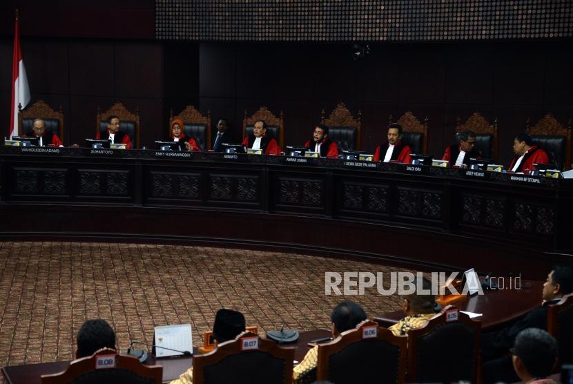 Ketua Mahkamah Konstitusi Anwar Usman (keempat kanan) memimpin Sidang Perselisihan Hasil Pemilihan Umum (PHPU) Presiden dan Wakil Presiden 2019 di Gedung Mahkamah Konstitusi, Jakarta, Kamis (27/6).