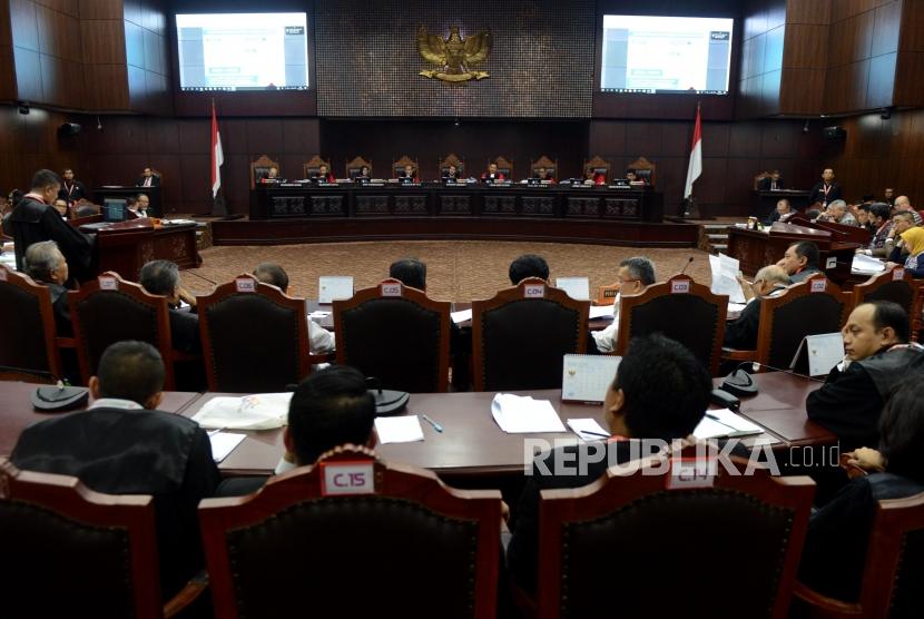 Suasana sidang perdana perselisihan hasil pemilihan umum (PHPU) pemilihan presiden (pilpres) 2019 di gedung Mahkamah Konstitusi, Jakarta, Jumat (14/6).