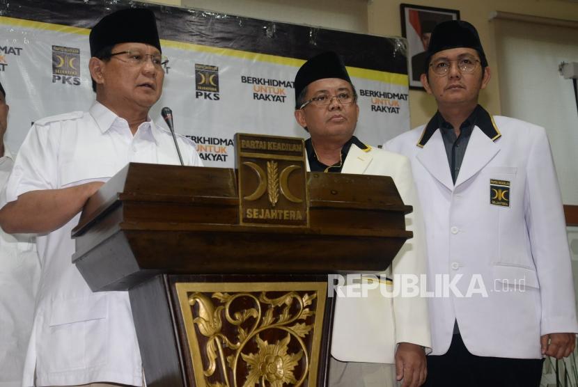 Ketua Umum Partai Gerindra Prabowo Subianto bersama Presiden PKS Sohibul Iman dan Sekjen PKS Mustafa Kamal saat mengumumkan nama calon gubernur maupun wakil gubernur yang akan didukung PKS di lima provinsi pada Pilkada 2018 di Kantor DPP PKS Jakarta, Rabu (27/12).