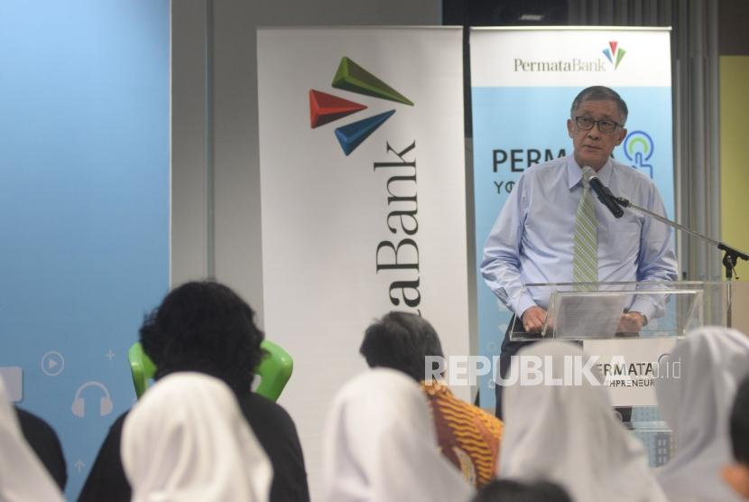 Wakil Direktur Utama Permata Bank Julian Fong memberikan sambutan pada acara peluncuran program PermataYouthPreneur 2018 di Jakarta, Kamis (3/5).