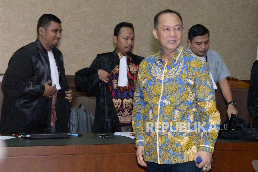 Terdakwa kasus korupsi pemberian Surat Keterangan Lunas (SKL) Bantuan Likuiditas Bank Indonesia (BLBI) Syafruddin Arsyad Temenggung  usai menjalani sidang pembacaan putusan di Pengadilan Tipikor, Jakarta, Senin (24/9).