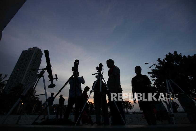  Sejumlah fotografer bersiap untuk mengabadikan penampakan gerhana bulan total Super Blue Blood Moon di Kawasan Ancol, Jakarta Utara, Rabu (31/1).