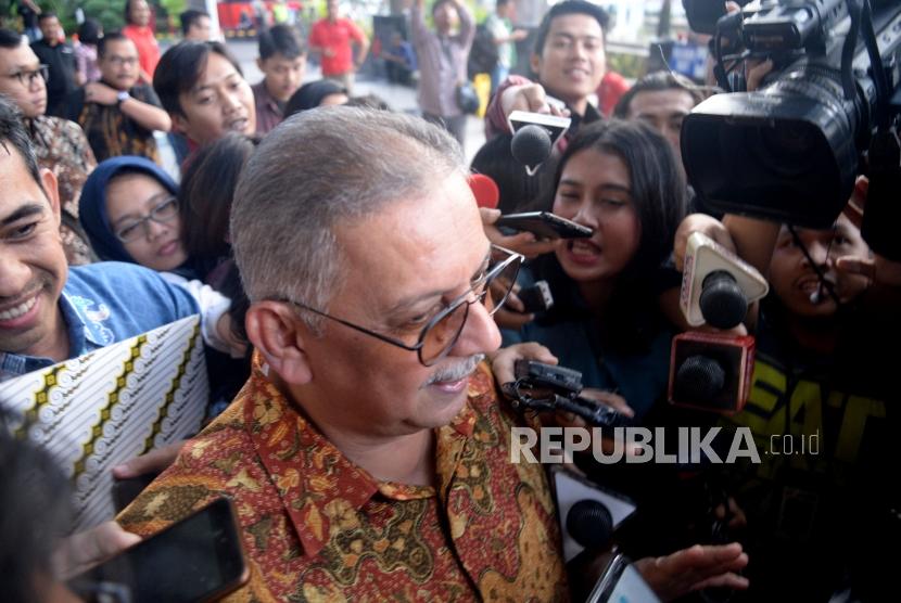 Mantan Direktur Utama PLN Sofyan Basir usai menjalani pemeriksaan di gedung KPK, Jakarta, Senin (6/5).