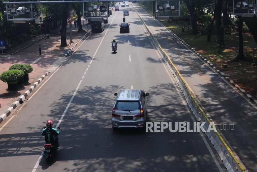 Penambahan Kamera Tilang Elektronik.Sejumlah kendaraan melintasi Kamera pengawas atau Closed Circuit Television (CCTV) terpasang di kawasan Jalan Medan Merdeka Barat, Jakarta Pusat, Senin (1/7).