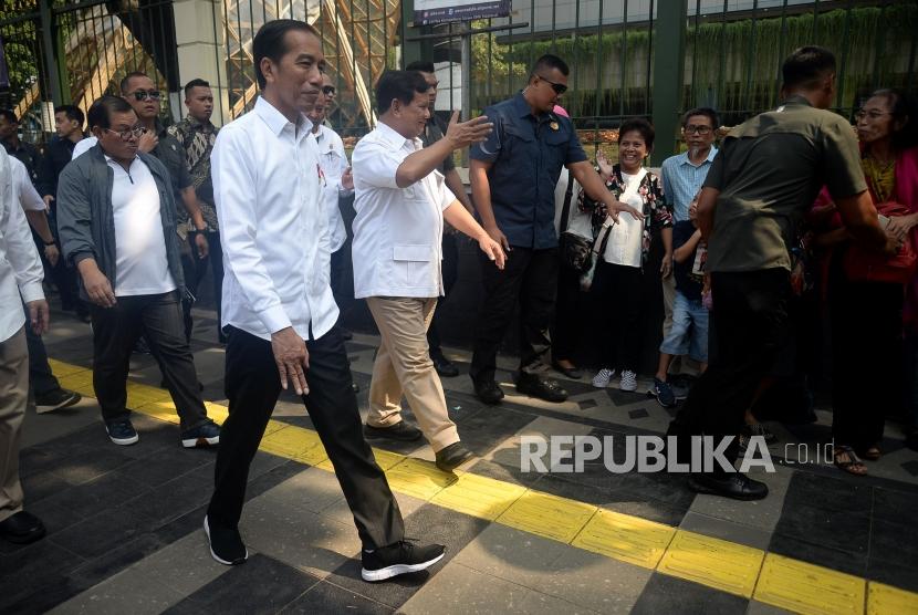 Presiden Joko Widodo dan Ketua Umum Partai Gerindra Prabowo Subianto berjalan menuju pusat perbelanjaan FX Jakarta, Sabtu (13/7).