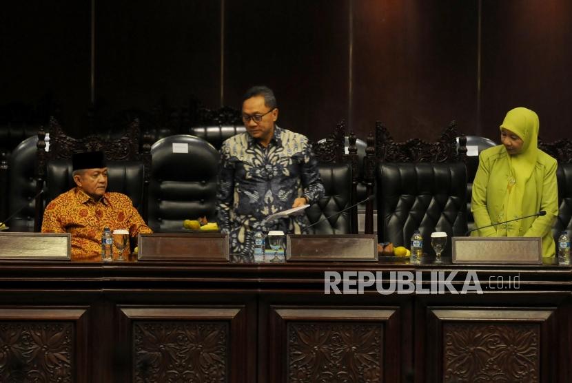 Ketua MPR RI Zulkifli Hasan dan Ketua Presidium Badan Musyawarah Organisasi Islam Wanita Indonesia (BMOIWI) Azizah (dari kedua kiri) menghadiri pembukaan Musyawarah Nasional BMOIWI di Kompleks Parlemen, Senayan, Jakarta, Jumat (27/4).
