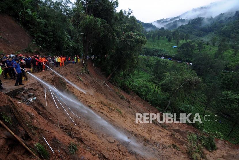 Sejumlah petugas gabungan melakukan evakuasi longsor di Jalur Utama Puncak, Bogor, Jawa Barat, Senin (5/2).