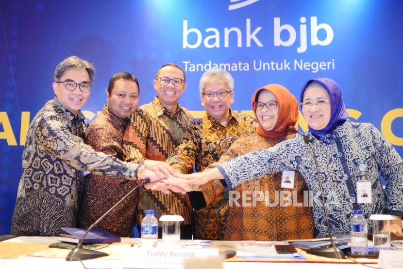 KINERJA BJB.(kiri-kanan) Direktur Operasional Bank Bjb Tedi Setiawan, Direktur IT, Treasury dan Internasional Banking Bank Bjb Rio Lanasier, Direktur Kepatuhan Bank Bjb Agus Mulyana,  Direktur Utama Bank Bjb Yuddi Renaldi, Direktur Keuangan dan Manajemen Risiko Bank Bjb Nia Kania, dan Direktur Konsumer dan Ritel Bank Bjb Suartini,  berfoto usai Analyst Meeting Q2-2019,  di Jakarta, Kamis (25/7).