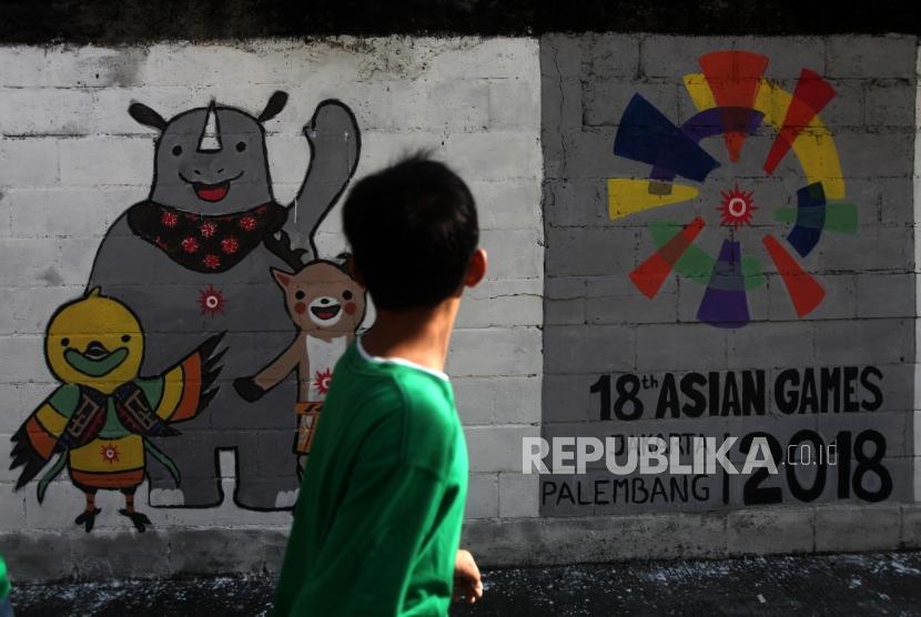 Murals of Asian Games mascots, Bhin Bhin (Cendrawasih/bird-of-paradise), Atung (Bawean deer), and Kaka (One-horned rhinoceros) at Jati Padang Utara, Pasar Minggu, South Jakarta, Tuesday (May 8).