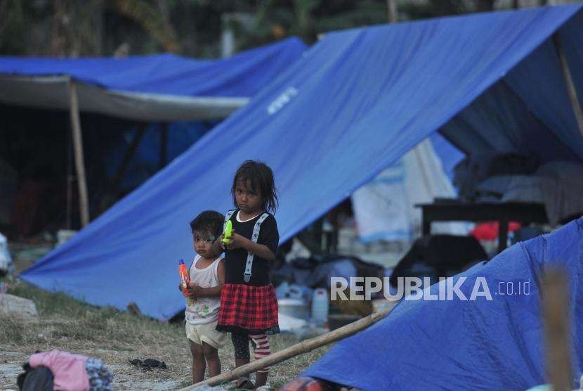 Dua orang anak berada di posko pengungsi korban gempa dan tsunami di Masjid Agung Darussalam kota Palu, Sulawesi Tengah, Rabu (10/10).