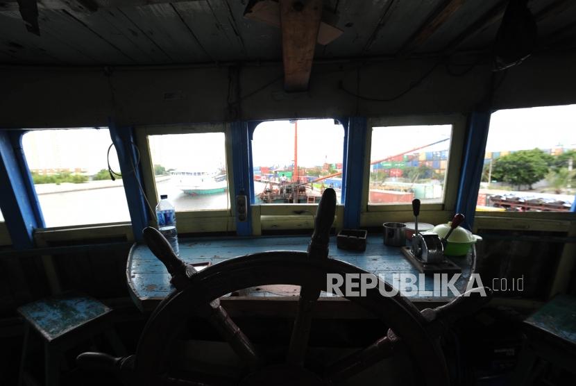 Kemudi Kapal Laut di Pelabuhan Sunda Kelapa, Jakarta, Sabtu (25/11).