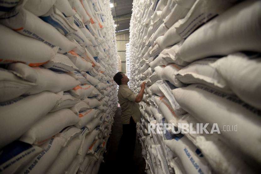 Petugas mengecek stok beras di Gudang Bulog Divre DKI Jakarta dan Banten, Kelapa Gading, Jakarta, Selasa (4/9).