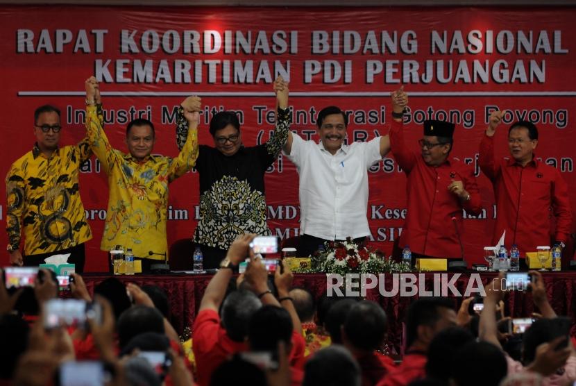 Plt Ketua DPD Partai Golkar DKI Jakarta Agus Gumiwang Kartasasmita bersama Sekjen Partai Golkar Lodewijk Freidrich Paulus, Menteri Perindustrian Airlangga Hartanto, Menko Kemaritiman Luhut Binsar Panjaitan, Sekjen PDI Perjuangan Hasto Kristiyanto dan Ketua DPP Bidang Kemaritiman PDI Perjuangan Rokhimin Dahuri (dari kiri) foto bersama usai Rapat Koordinasi Nasional III Bidang Kemaritiman PDI Perjuangan di Kantor DPP PDI Perjuangan, Lenteng Agung, Jakarta, Ahad ( 8/4).