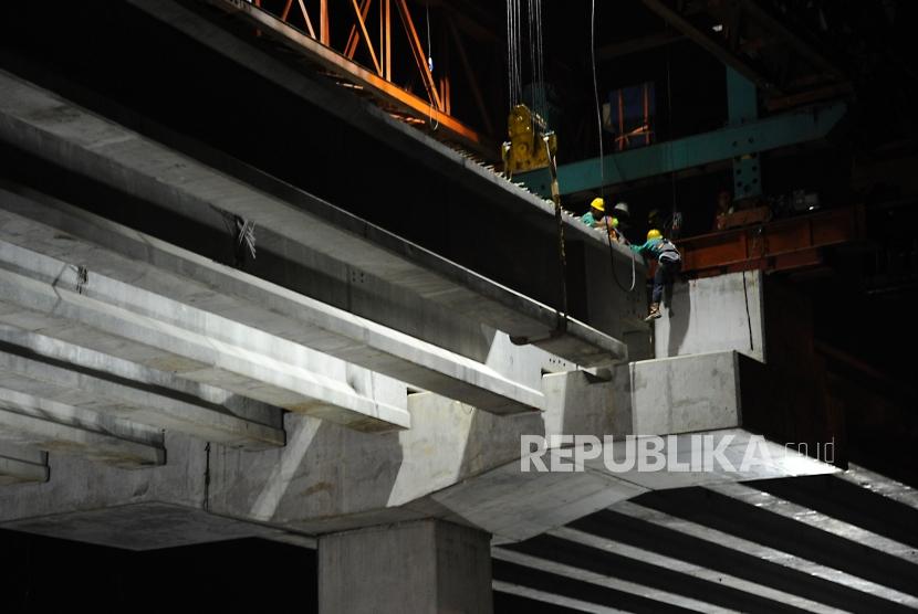 Pekerja sedang menyelesaikan konstruksi proyek Tol Bekasi Cawang Kampung Melayu (Becakayu). (ilustras)