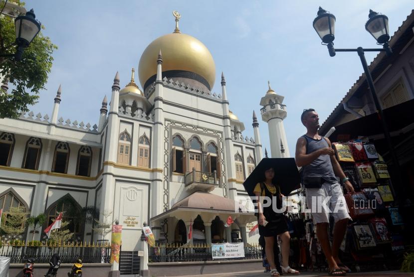 Wisatawan menikmati suasana kawasan Masjid Sultan di Kampung Glam, Singapura. Destinasi wisata luar negeri seperti di Singapura menarik untuk dikunjungi selama liburan sekolah/ilustrasi.