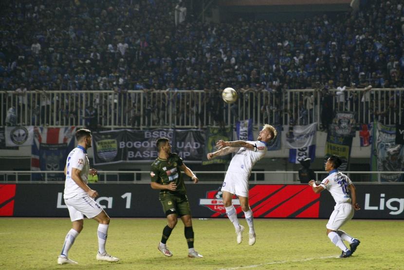 Pesepak bola Tira Persikabo Khursed Beknazarov (kedua kiri) berebut bola diudara dengan pesepak bola Persib Bandung Kippersluis (kedua kanan) pada lanjutan Liga 1 2019 di Stadion Pakansari, Cibinong, Bogor, Jawa Barat, Sabtu (14/9/2019).