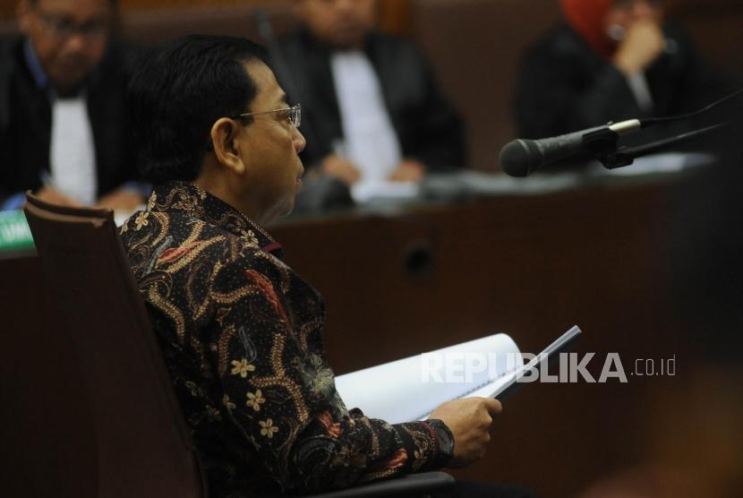 Terdakwa kasus korupsi KTP Elektronik Setya Novanto  membaca nota keberatan di  persidangan pengadilan  tindak pindana korupsi, Jakarta, Rabu (20/12).