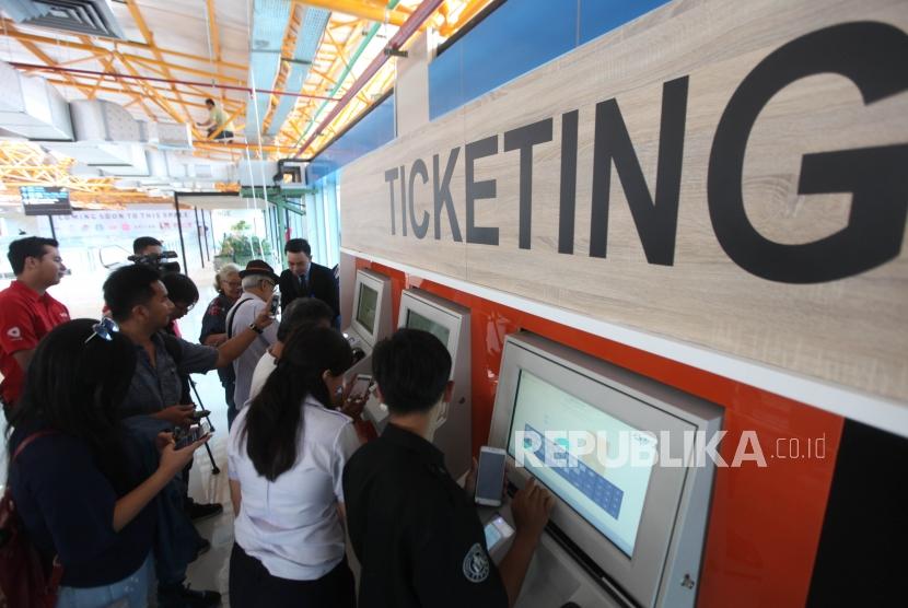 Suasana warga membeli tiket saat uji coba Kereta Bandara Soekarno-Hatta di Stasiun Sudirman Baru, Jakarta, Selasa (26/12).