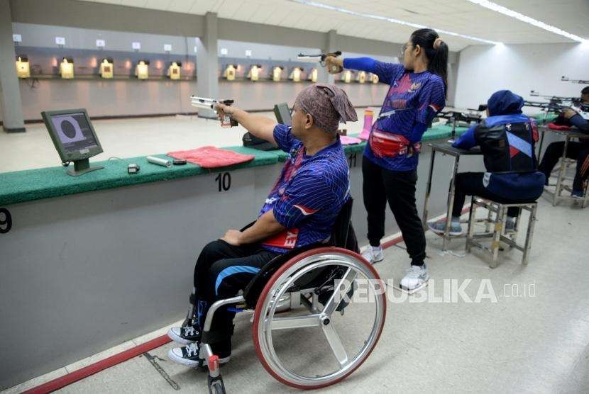 Latihan Menembak Asian Para Games. Atlet menembak ASIAN Para Games 2018 berlatih di Lapangan Menembak, Senayan, Jakarta, Kamis (27/8).