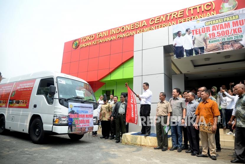 Operasi Pasar Telur Ayam. Menteri Pertanian Amran Sulaeman melepas mobil operasi pasar telur ayam ras di Toko Tani Indonesia Center (TIIC), Jakarta, Kamis (19/7).