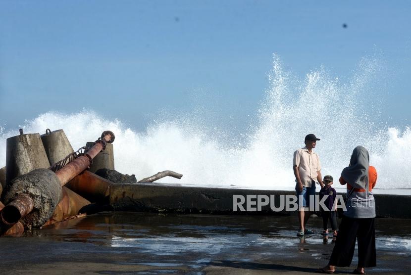 Waspada Ombak Besar Pantai Selatan. Wisatawan berfoto dengan deburan ombak di Pantai Glagah, Kulonprogo, Yogyakarta, Rabu (12/6/2019).