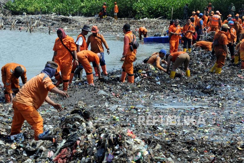 Officers remove garbage piling up in Muara Angke, North Jakarta, on Monday (March 19).
