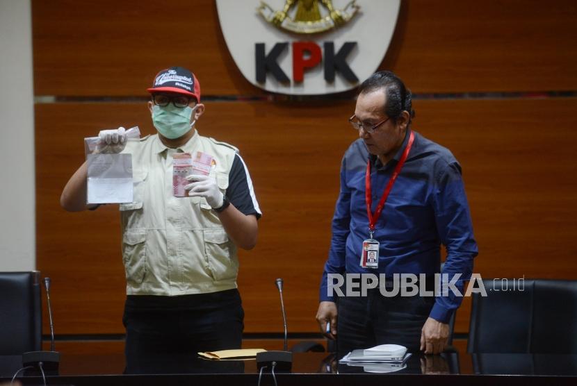 Wakil Ketua KPK Saut Situmorang beserta penyidik memperlihatkan barang bukti saat konferensi pers terkait kasus dugaan suap Tindak Pidana Korupsi memberikan atau menerima hadiah atau janji terkait pengadaan barang dan jasa di PT Krakatau Steel (Persero) Tahun 2019di Gedung Merah Putih KPK, Jakarta, Sabtu (23/3).