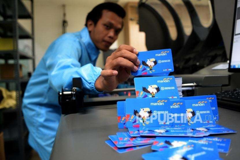 Pencetakan E-Money Asian Para Games. Petugas mengawasi proses pencetakan kartu e money edisi Asian para games 2018 di Unit Produksi Kartu Bank Mandiri, Jakarta, Rabu (3/10).