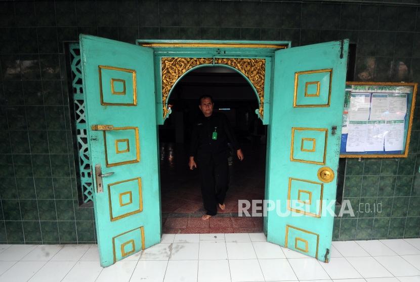 Warga usai melaksanakan ibadah Shalat Dzuhur di Masjid Jami Al Mansur, Tambora, Jakarta Barat, Senin (18/12).