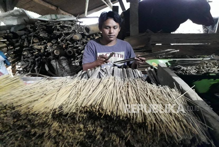 Seorang  warga desa Dalisodo, kecamatan Wagir, kabupaten Malang, Jawa Timur sedang merapihkan potongan-potongan bambu untuk kemudian diserut di workshop pembuatan dupa, Jumat (15/12).