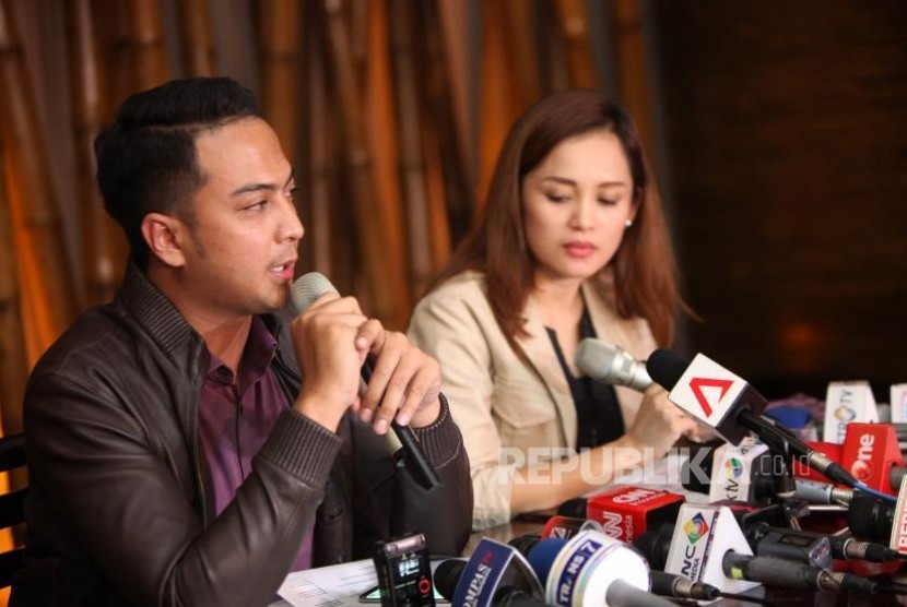 Kuasa Hukum Lina Novita dan Mochammad Fajri memberikan keterangan kepada media saat Konferensi Pers terkait penyetopan izin oleh Pemprov DKI di Hotel Alexis, Jakarta, Selasa (31/10).