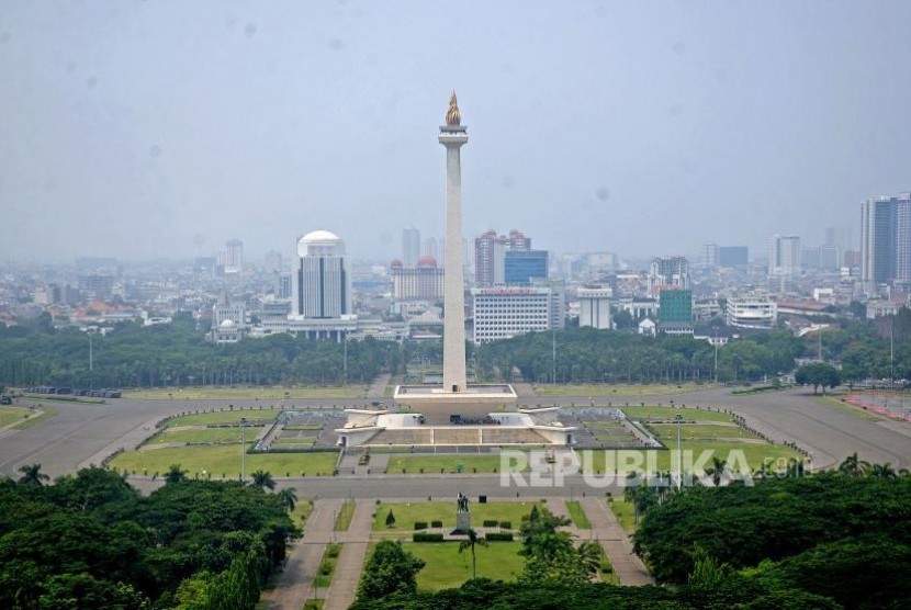 Suasana kawasan Monas terlihat dari salah satu gedung di Jakarta, Kamis (2/11).