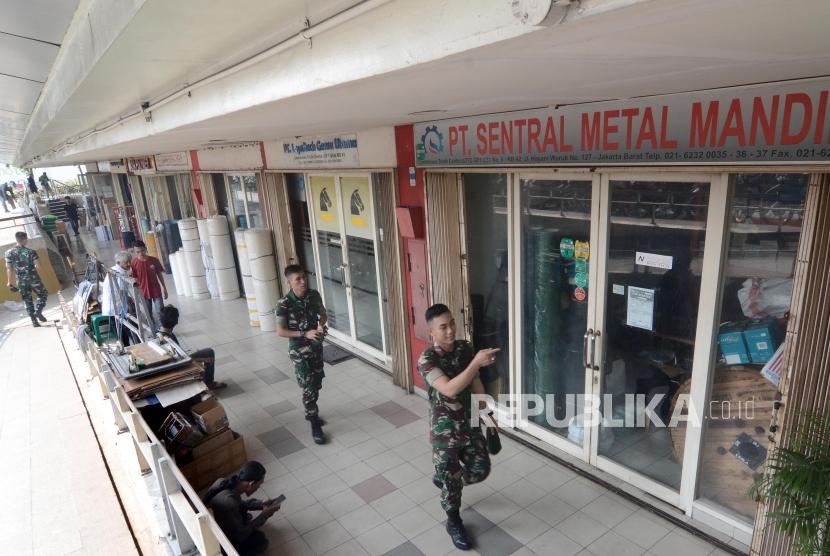 350 Personel Gabungan Jaga Pusat Perbelanjaan Jakarta Barat. Sejumlah anggota TNI berjaga di pusat perbelanjaan di Glodok, Jakarta Barat. Ilustrasi