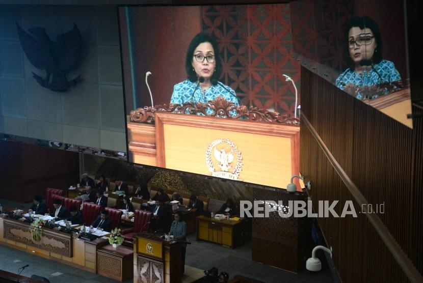 Menteri Keuangan Sri Mulyani Indrawati menyampaikan pangangan pemerintah pada Rapat Paripurna di Kompleks Parlemen Senayan, Jakarta, Selasa (3/7).
