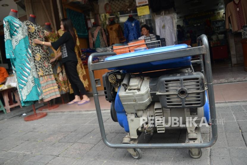 Sebuah toko mengunakan genset ketika mengalami pemadaman listrik, Jakarta, Senin (5/8).