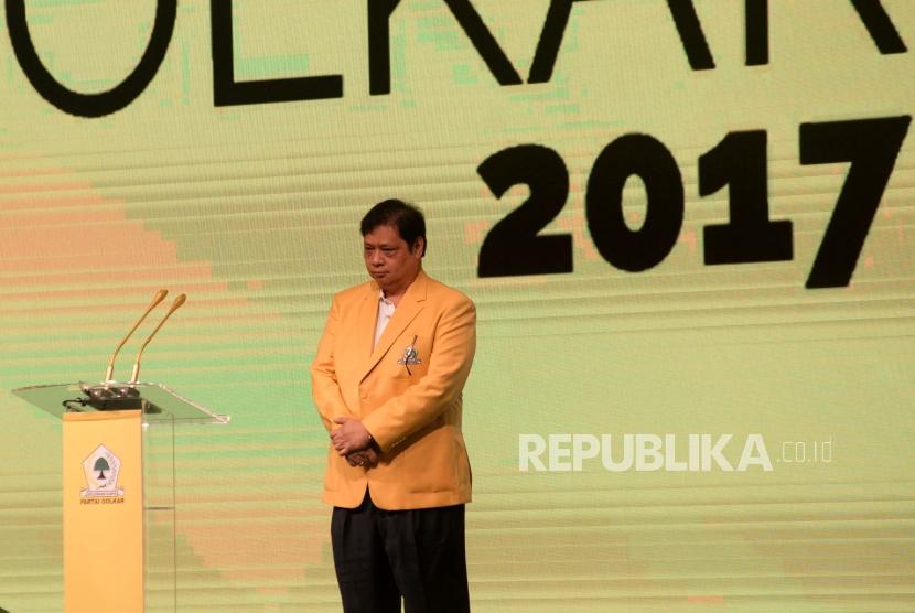 Ketua Umum Partai Golkar Airlangga Hartarto usai memberikan sambutan saat pembukaan Rapimnas Partai Golkar di Jakarta Convention Center, Senin (18/12).