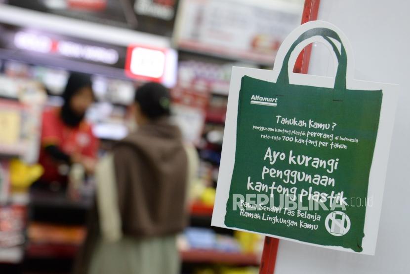 Kantong Plastik. Pramuniaga melayani konsumen di salah satu mini market di Jagakarsa,Jakarta Jumat (1/3).