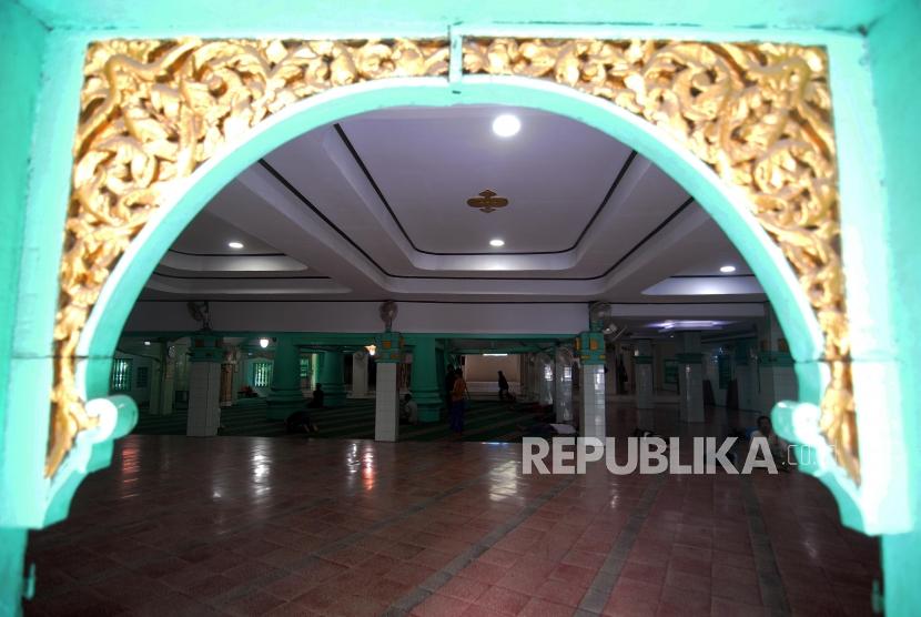 Sejumlah umat Muslim melaksanakan ibadah Shalat Dzuhur di Masjid Jami Al Mansur, Tambora, Jakarta Barat, Senin (18/12).