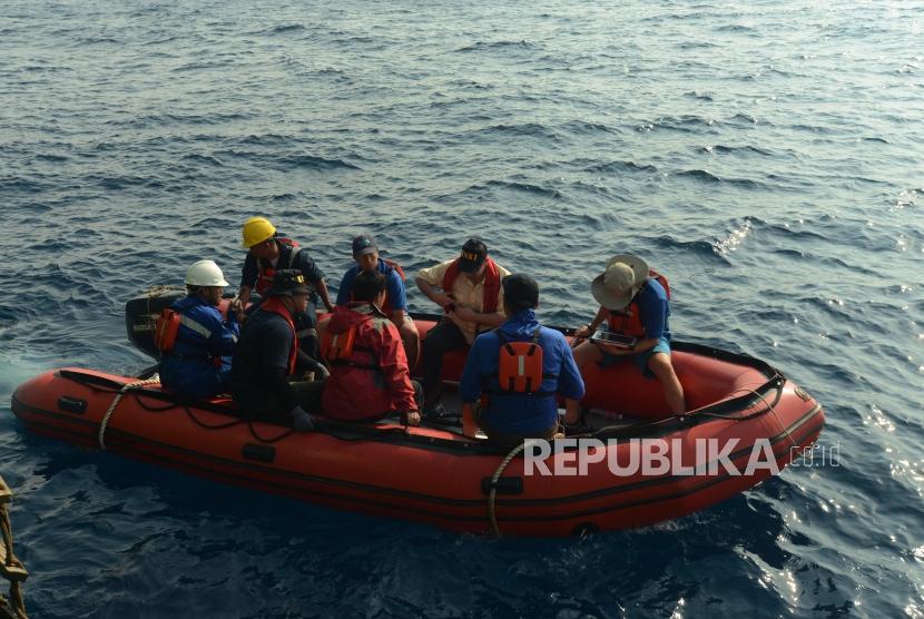 Sejumlah petugas SAR gabungan bersiap melakukan pencarian saat proses evakuasi pesawat Lion air JT 610 di Perairan Karawang, Jumat (2/11).