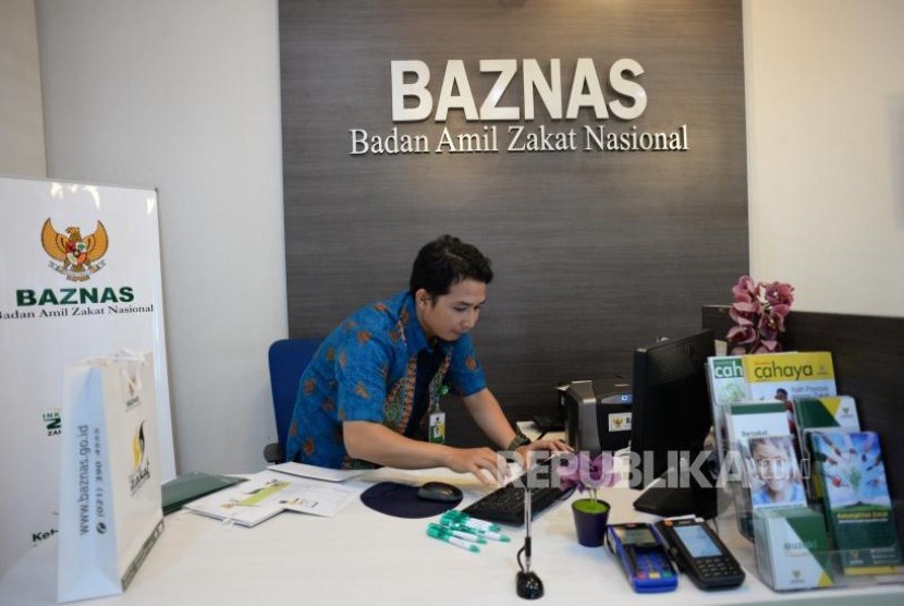 Target Penghimpunan Zakat Baznas. Petugas melayani muzaki membayarkan zakat di kantor palayanan Baznas, Jakarta. ilustrasi
