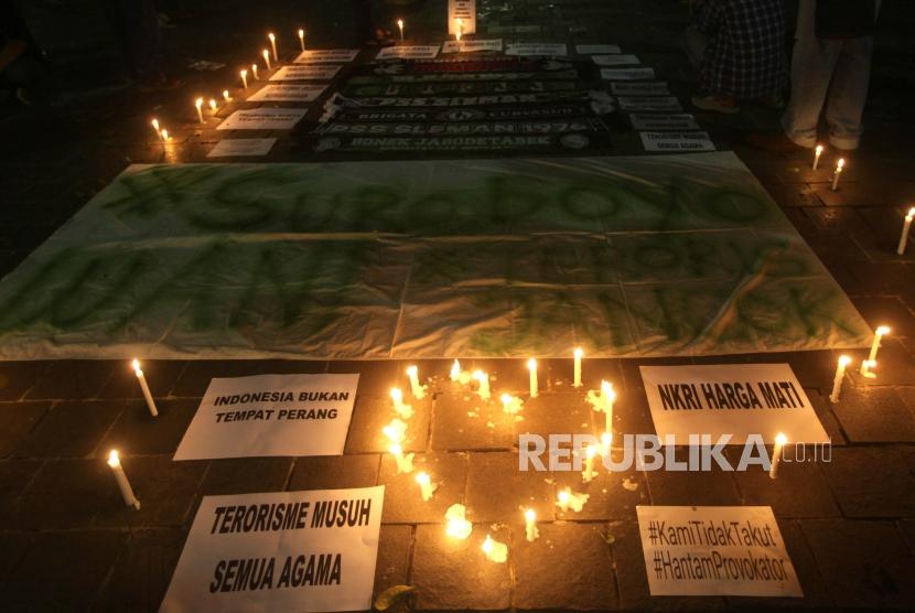 Several community members gathered at Suropati Park, Central Jakarta for a candlelight vigil to honor bombings victims, Monday (May 14)..