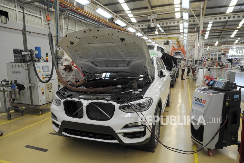 Pekerja melakukan perakitan mobil All-New BMW X3 di BMW Production Network 2, PT Gaya Motor, Jakarta, Rabu (18/7).