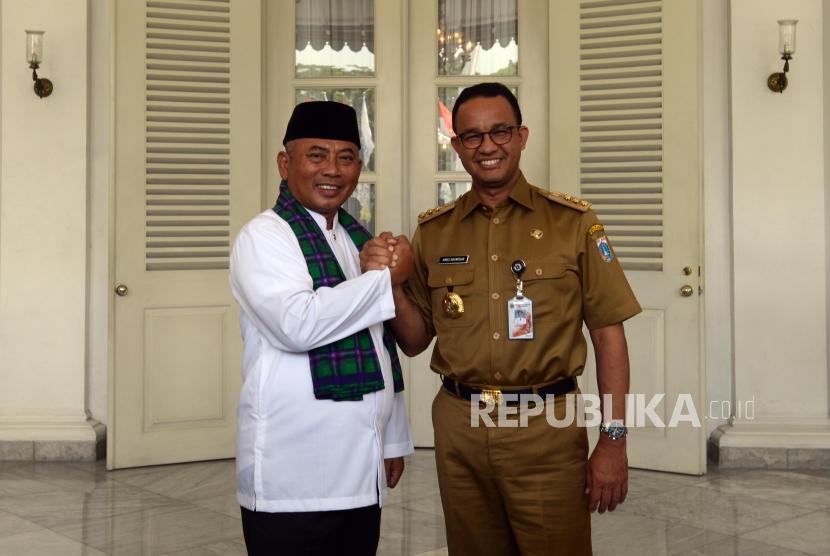 Gubernur DKI Jakarta Anies Baswedan (kanan) bersama Wali Kota Bekas Rahmat Effendi (kiri) bersalaman seusai pertemuan di Balai Kota DKI Jakarta, Senin (22/10).