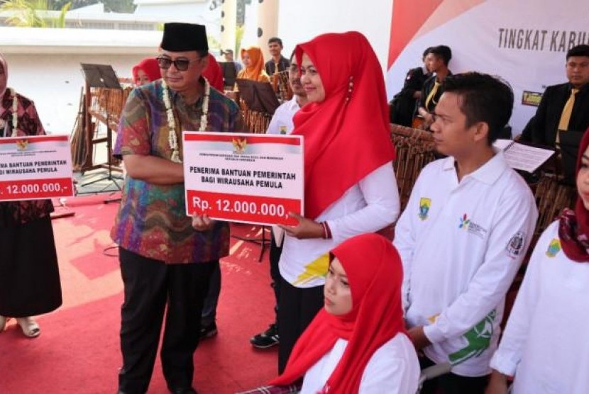 Kemenkop UKM Serahkan Bantuan untuk 12 Wirausaha Pemula di Cianjur. (FOTO: Kemenkop dan UKM)