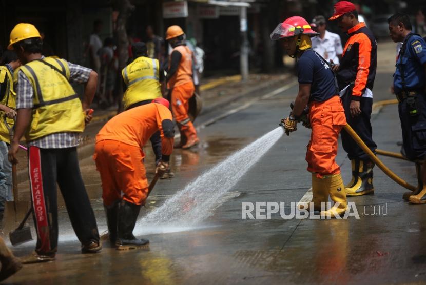 Petugas PPSU, Bina Marga dan Damkar membersihkan lumpur pascabanjir (ilustrasi)