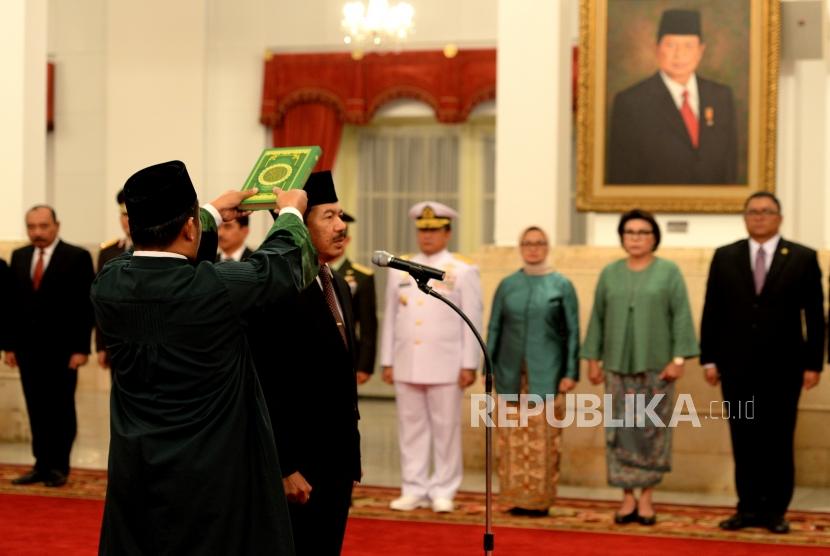 President Joko Widodo installs Major General of the Indonesian Army Djoko Setiadi as head of the National Cyber and Encryption Agency (BSSN) at the State Palace on Wednesday.
