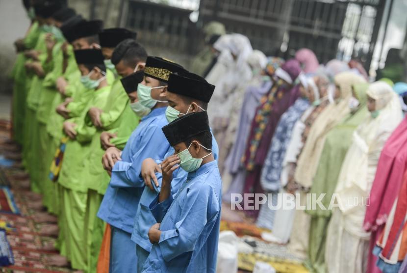 Sejumlah pelajar melaksanakan shalat Istisqa di SMP Nurul Falah, Pekanbaru, Riau, Jumat (20/9).