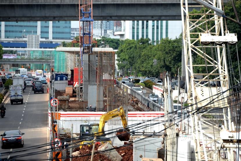 Proyek pengerjaan pembangunan LRT di kawasan Kuningan, Jakarta, Senin (18/12).